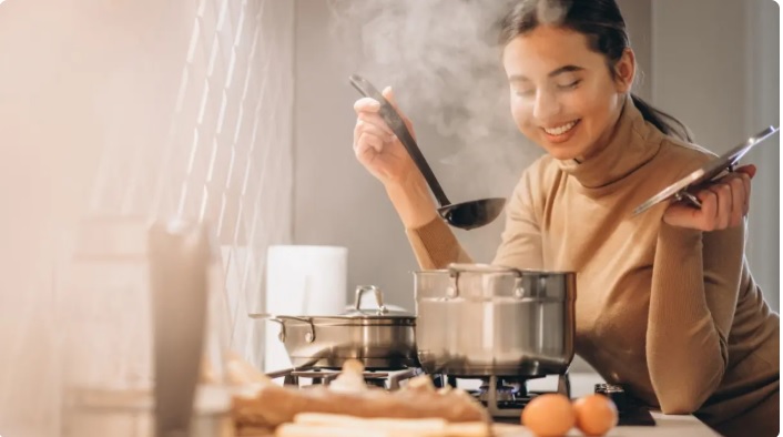 memasak di rumah - ilustrasi berita Mengapa Banyak Orang Memilih Memasak di Rumah daripada Makan di Luar